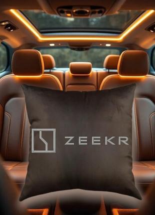 Авто подушка c вышивкой логотипа марки зикр zeekr коричневый автомобилисту 02222