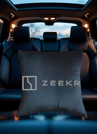 Авто подушка c вышивкой логотипа марки зикр zeekr черный автомобилисту 03772