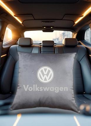Авто подушка c вышивкой логотипа марки volkswagen фольцваген серый автомобилисту 00054