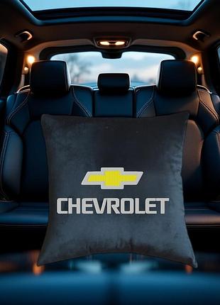 Авто подушка c вишивкою логотипу марки шевроле chevrolet чорний автомобілісту 03772