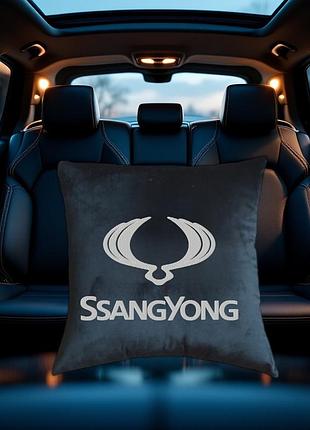 Авто подушка з вишивкою логотипу марки саньенг ssangyong чорний автомобілісту 00168
