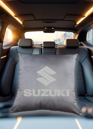 Авто подушка c вышивкой логотипа марки сузуки suzuki серый автомобилисту 02223