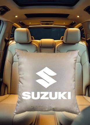Авто подушка c вышивкой логотипа марки сузуки suzuki бежевый автомобилисту 02223