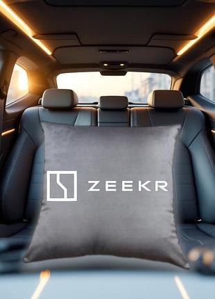 Авто подушка c вышивкой логотипа марки зикр zeekr серый автомобилисту 02222