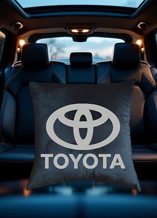 Авто подушка c вышивкой логотипа марки тойота toyota черный автомобилисту 00183