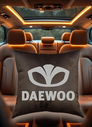 Авто подушка c вышивкой логотипа марки део daewoo коричневый автомобилисту 00454