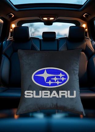 Авто подушка c вышивкой логотипа марки субару subaru черный автомобилисту 02223