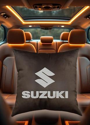 Авто подушка c вышивкой логотипа марки сузуки suzuki коричневый автомобилисту 02223