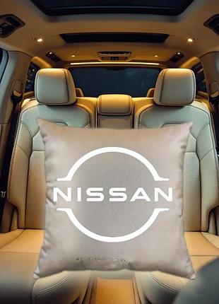 Авто подушка c вышивкой логотипа марки новый ниссан nissan бежевый автомобилисту 03772