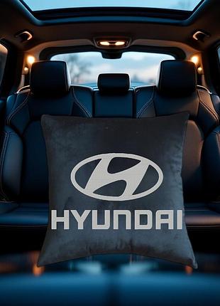 Авто подушка c вышивкой логотипа марки хендай хюндай hyundai черный автомобилисту 00185