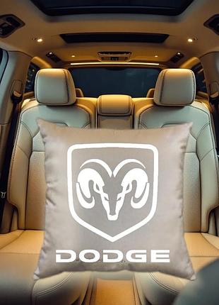 Авто подушка c вышивкой логотипа марки додж dodge бежевый автомобилисту 00454
