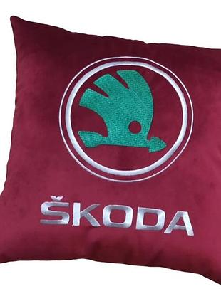 Авто подушка c вышивкой логотипа марки шкода skoda малиновый автомобилисту 02224