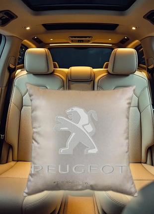 Авто подушка c вышивкой логотипа марки пежо peugeot бежевый автомобилисту 00168