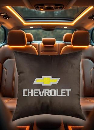 Авто подушка c вышивкой логотипа марки шевроле chevrolet коричневый автомобилисту 02222