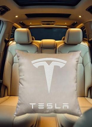 Авто подушка c вышивкой логотипа марки теслаtesla бежевый автомобилисту 03772