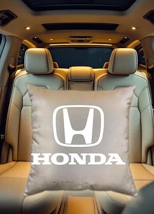Авто подушка c вышивкой логотипа марки хонда honda бежевый автомобилисту 00185