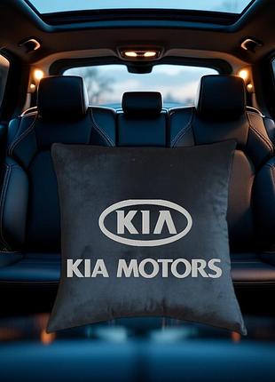Авто подушка c вышивкой логотипа марки киа kia черный автомобилисту 03772