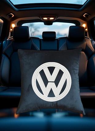 Авто подушка c вышивкой логотипа марки фольцваген volkswagen черный автомобилисту 00054