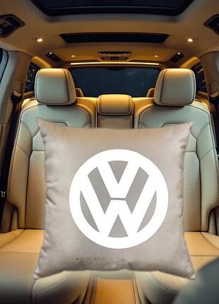 Авто подушка c вышивкой логотипа марки фольцваген volkswagen бежевый автомобилисту 00054