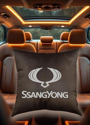 Авто подушка c вышивкой логотипа марки саньенг ssangyong коричневый автомобилисту 00168