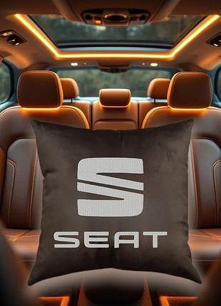 Авто подушка c вышивкой логотипа марки сиат seat коричневый автомобилисту 00168