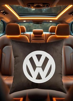 Авто подушка c вышивкой логотипа марки фольцваген volkswagen коричневый автомобилисту 00054