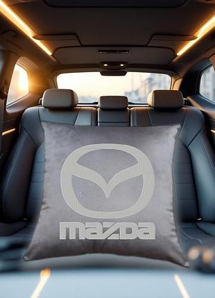 Авто подушка c вышивкой логотипа марки мазда mazda серый автомобилисту