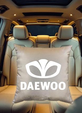 Авто подушка c вышивкой логотипа марки део daewoo бежевый автомобилисту 00454