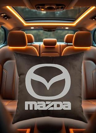 Авто подушка c вышивкой логотипа марки мазда mazda коричневый автомобилисту 00186