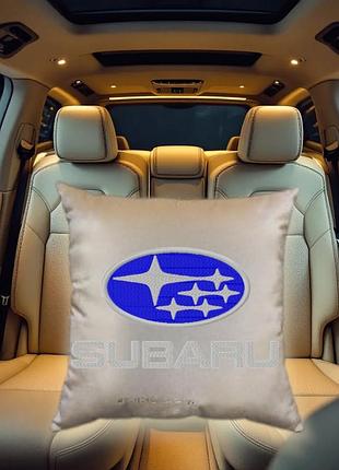 Авто подушка c вышивкой логотипа марки субару subaru бежевый автомобилисту 02223