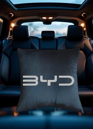Авто подушка c вышивкой логотипа марки бид byd черный автомобилисту 03772