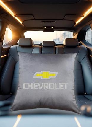 Авто подушка c вышивкой логотипа марки шевроле chevrolet серый автомобилисту 02222