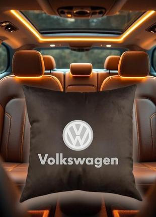 Авто подушка c вышивкой логотипа марки volkswagen фольцваген коричневый автомобилисту 00054