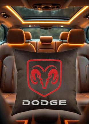 Авто подушка c вышивкой логотипа марки dodge додж коричневый автомобилисту 00454