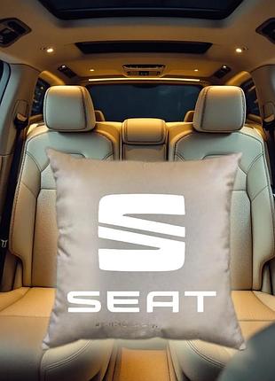Авто подушка c вышивкой логотипа марки сиат seat бежевый автомобилисту 00168
