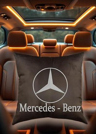 Авто подушка c вышивкой логотипа марки мерседес mercedes коричневый автомобилисту 02223