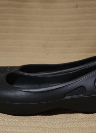 Легонькие черные фирменные босоножки с закрытым мысом crocs iconic comfort w7 ( 24 см.)
