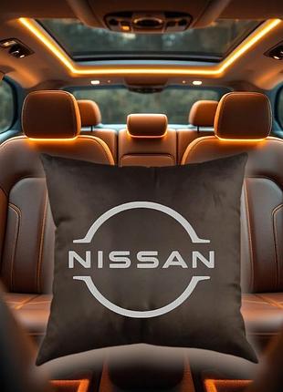 Авто подушка c вышивкой логотипа марки новый ниссан nissan коричневый автомобилисту 02222