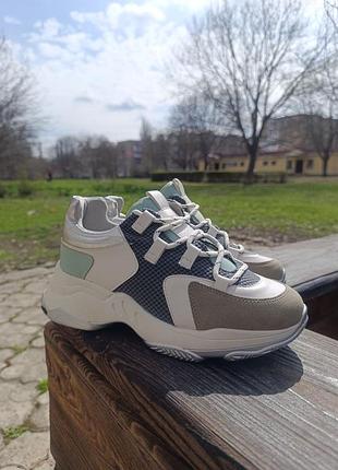 Легкие женские кроссовки