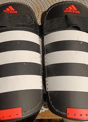 Футбольные щитки adidas в классическом стиле (original)