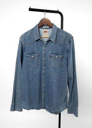 Чоловіча, синя, джинсова сорочка levis у світло-синьому кольорі. має western-дизайн із кнопками (snap closure) та двома нагрудними кишенями