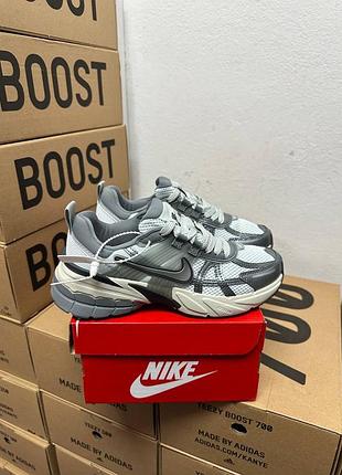 Nike runtekk v2k summit white metalic silver
