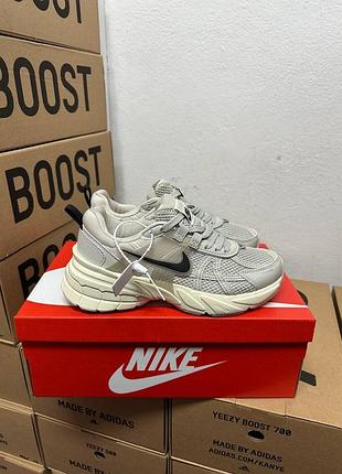 Nike runtekk v2k beige black