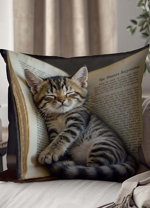 Декоративная подушка "кот в книге" 45×45 см 1323045ua