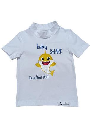 Футболка детская трикотажная белый с вышивкой акуленок baby shark 110