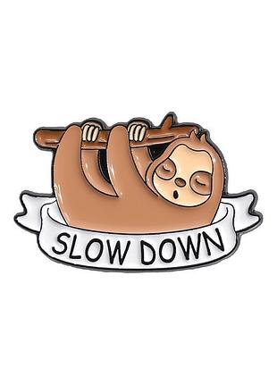 Пін значок металевий лінивець "slow down"