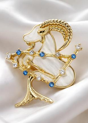 Брошка козеріг знак зодіаку золота білий перламутр зі стразами capricorn