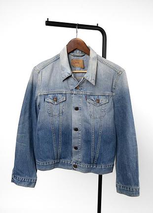 Жіноча, джинсова куртка levis у світло-синьому кольорі з ефектом градієнтного переходу