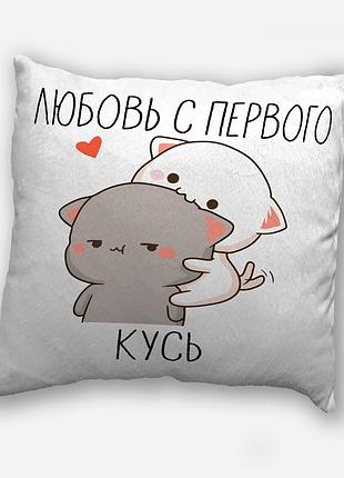 Подушка плюшевая смешная с надписью с принтом ко дню влюбленных от wonkey " любовь с первого кусь " 35х35 см