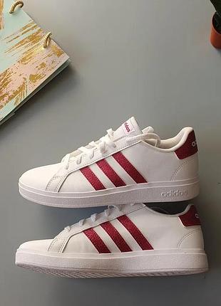 Стильные кроссовки adidas